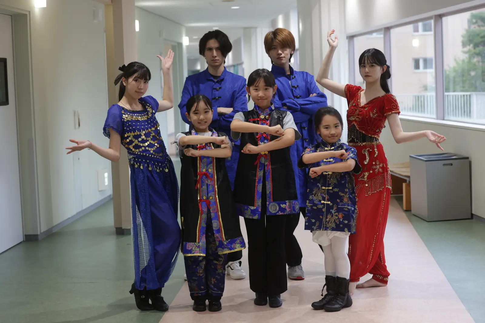 各国の踊りの衣裳をまとった出演者たち