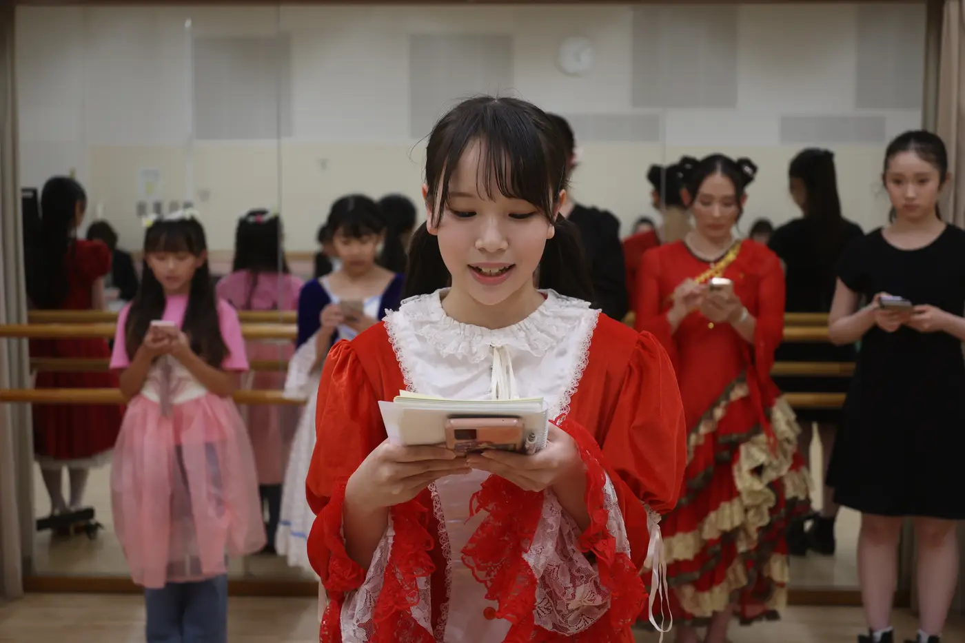 台本を手に読み合わせる出演者