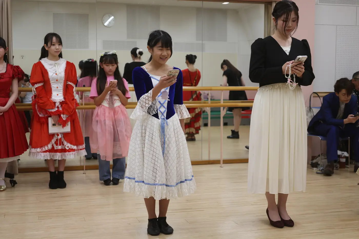 衣裳をつけて並ぶ出演者たち