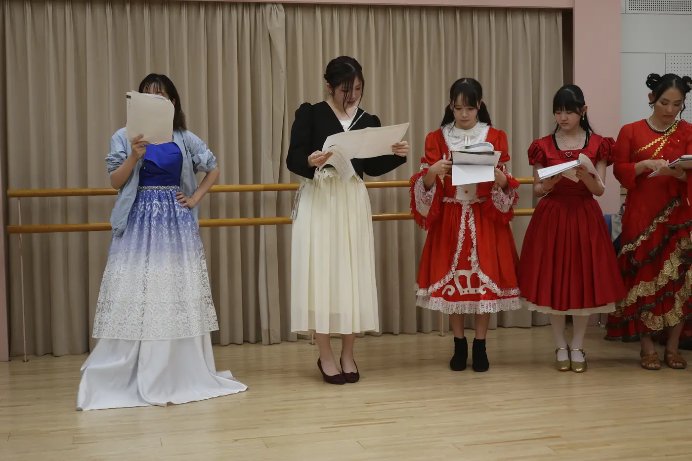 台本を手に並ぶドレス姿の出演者たち