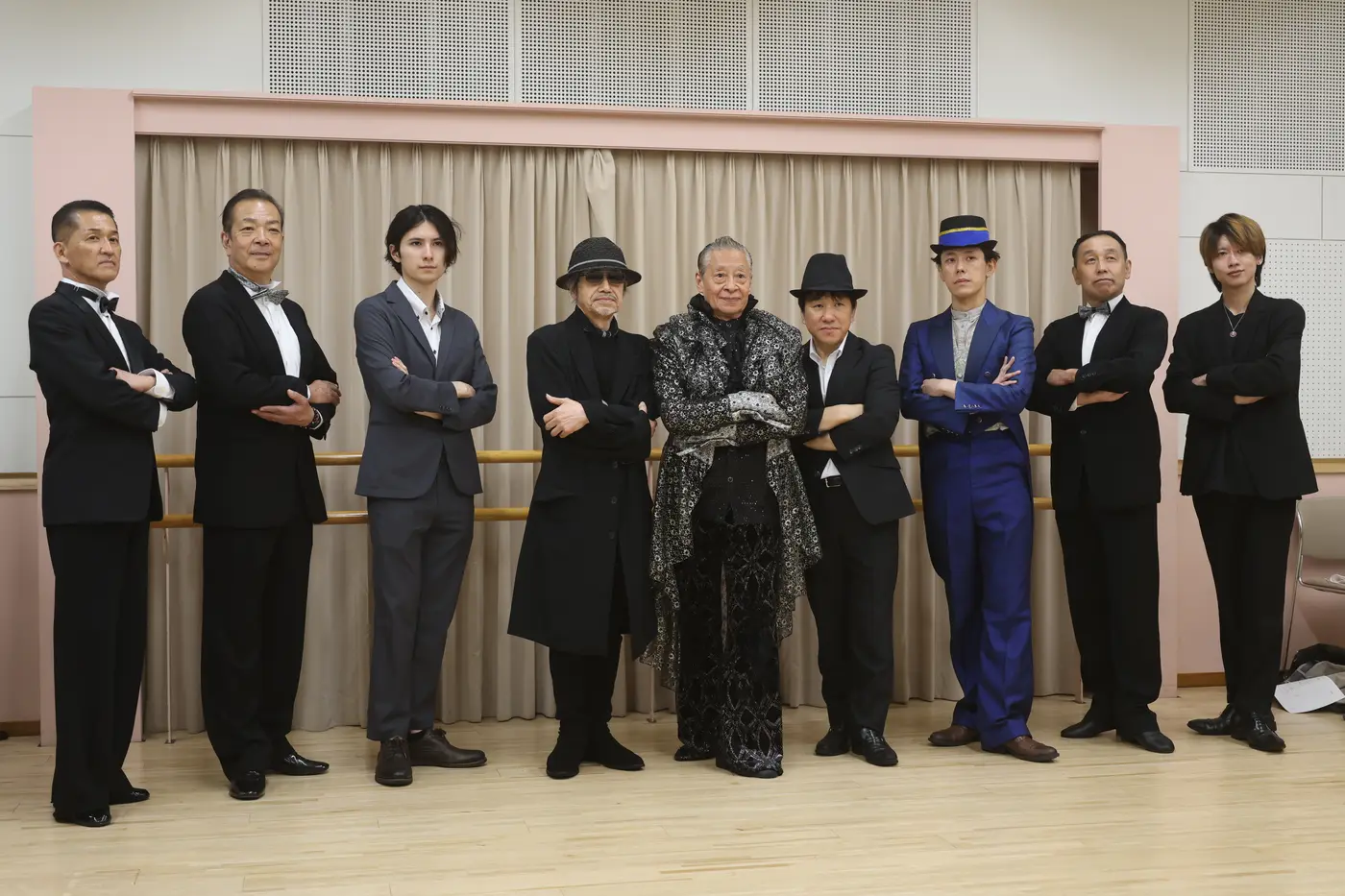 正装で並ぶ出演者たち