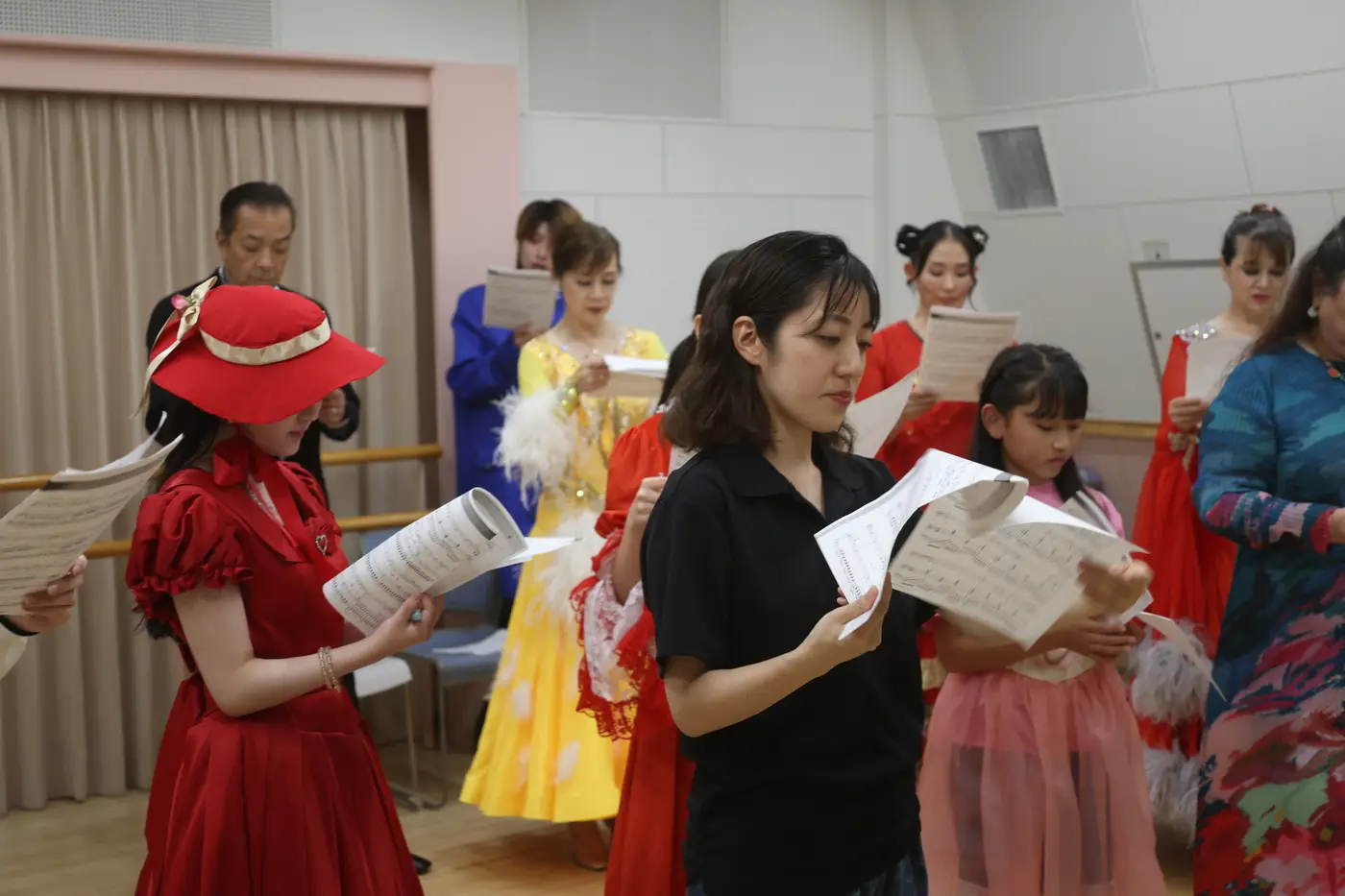 衣裳で読み合わせる出演者たち