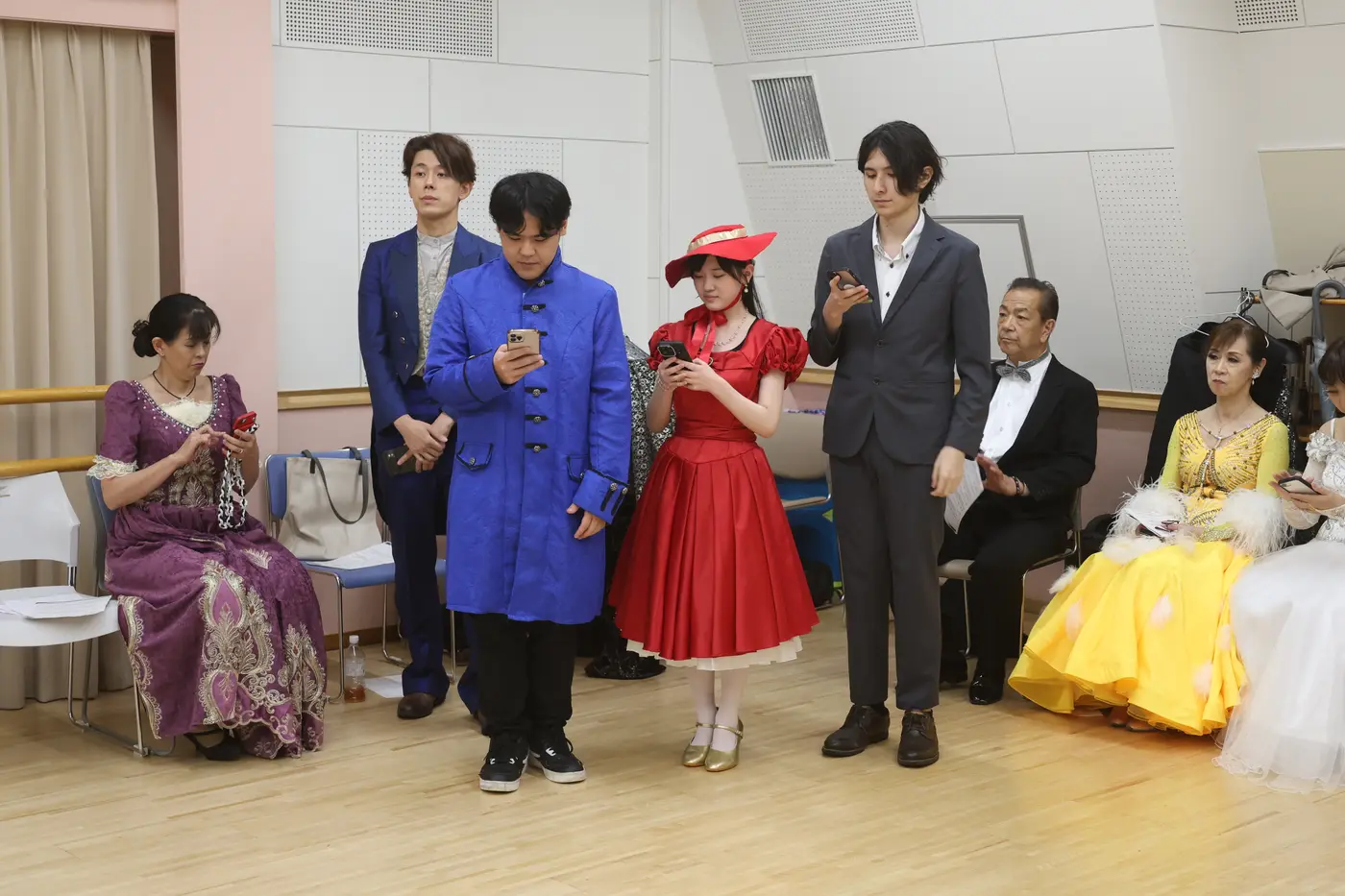 衣裳をまとって並ぶ出演者たち