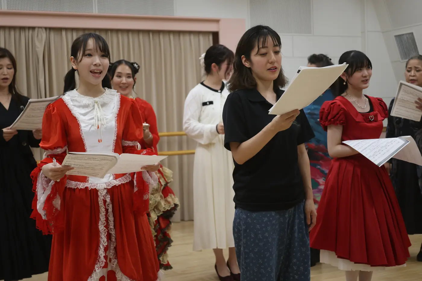 台本を手にする出演者たち