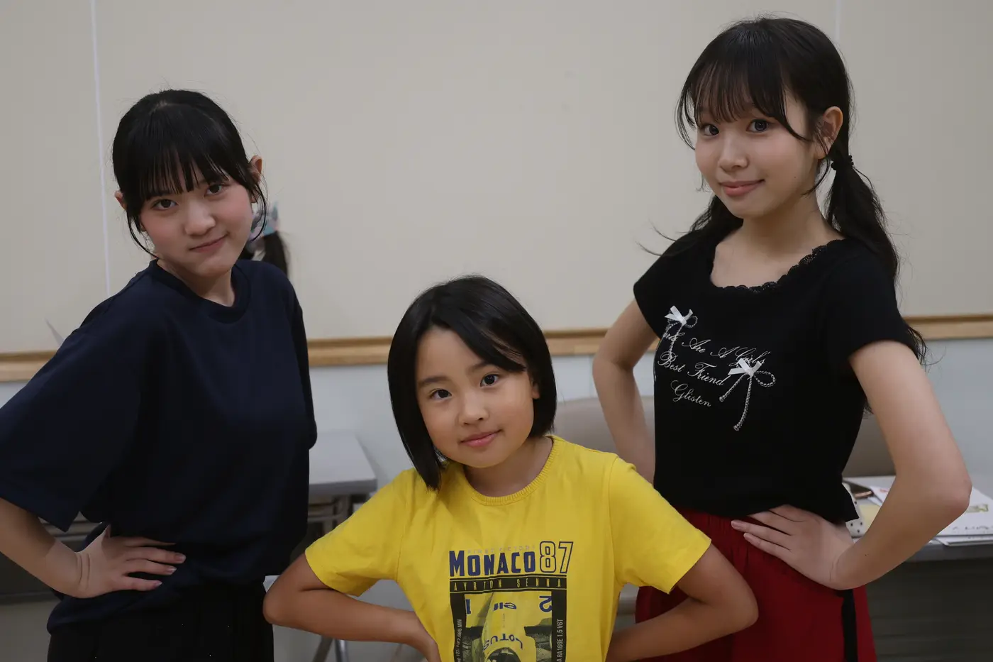 ポーズをとる子役たち