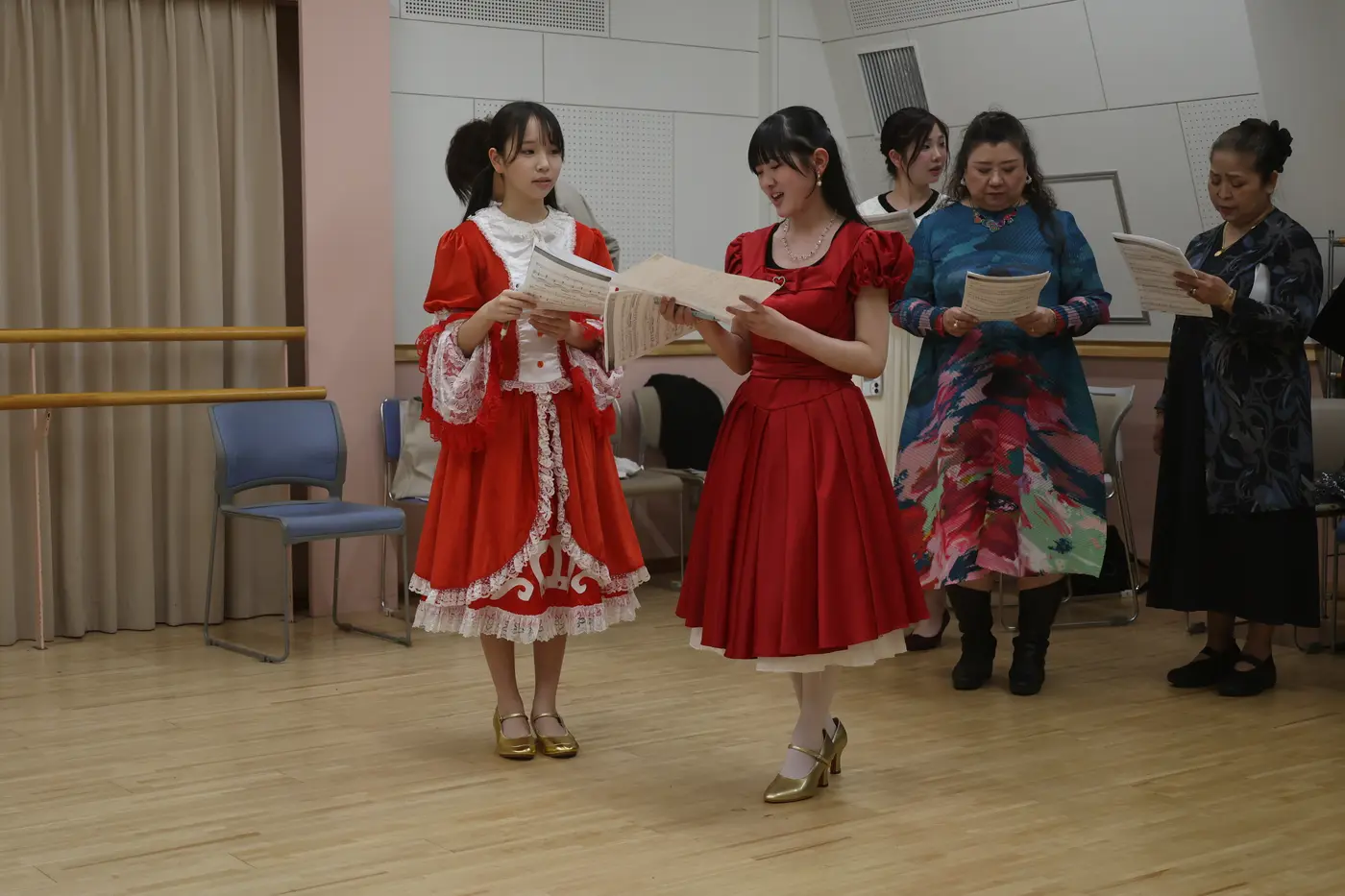 赤いドレスで読み合わせる出演者たち