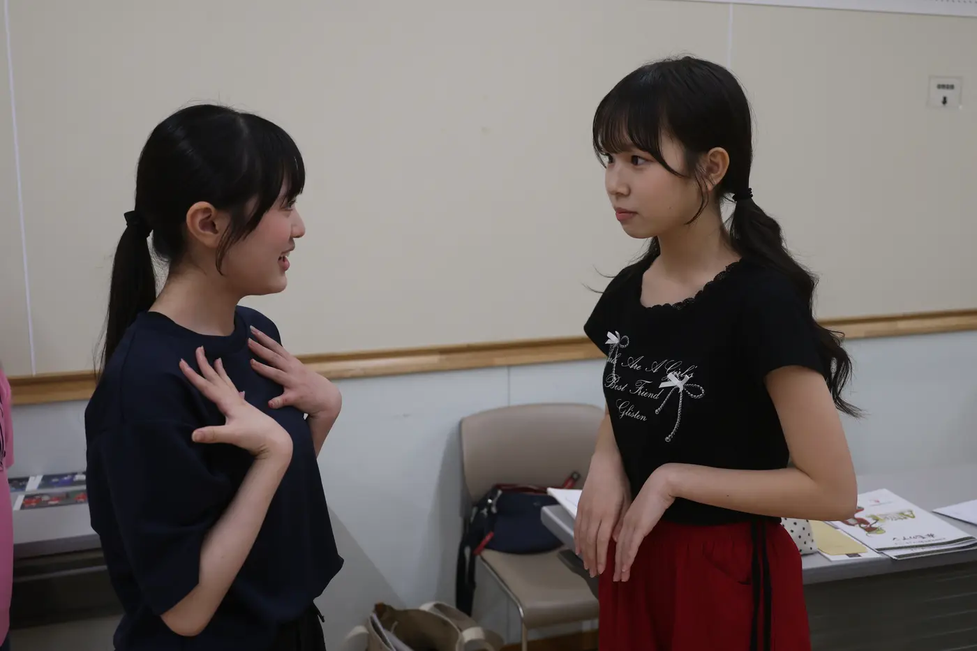 稽古の合間に話す出演者