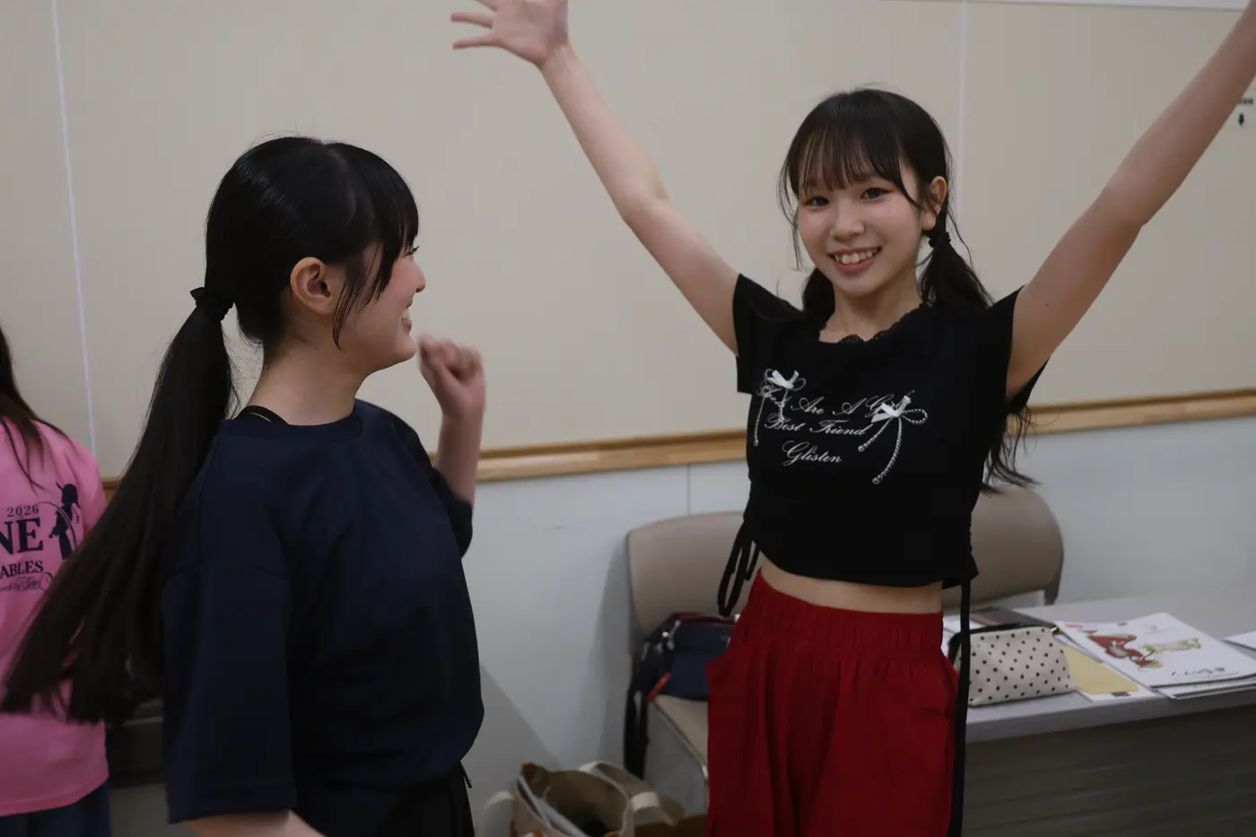 両手をあげる出演者