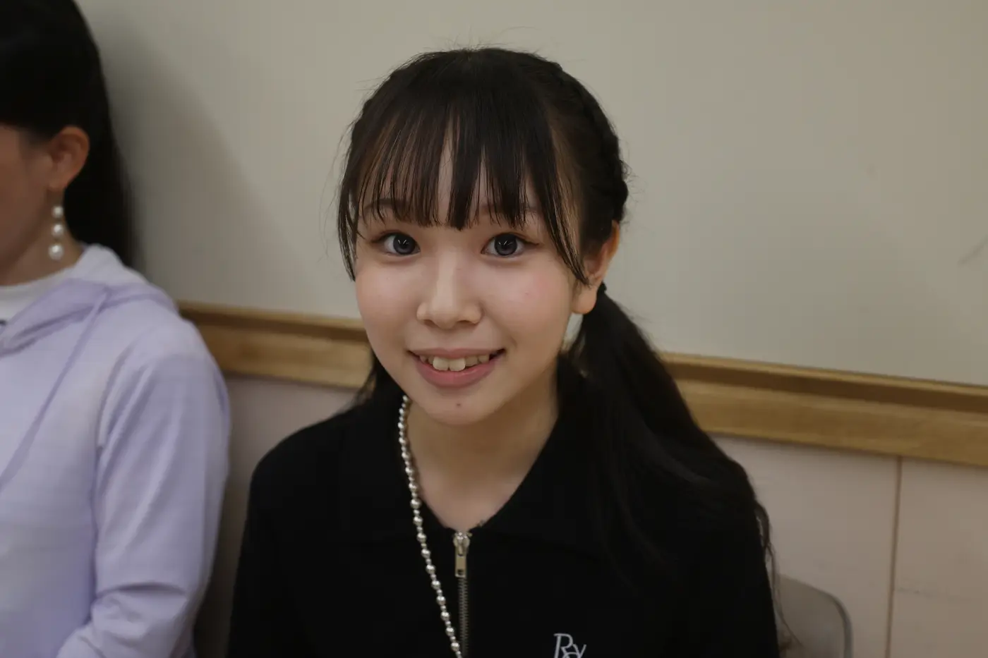 笑顔を見せる出演者