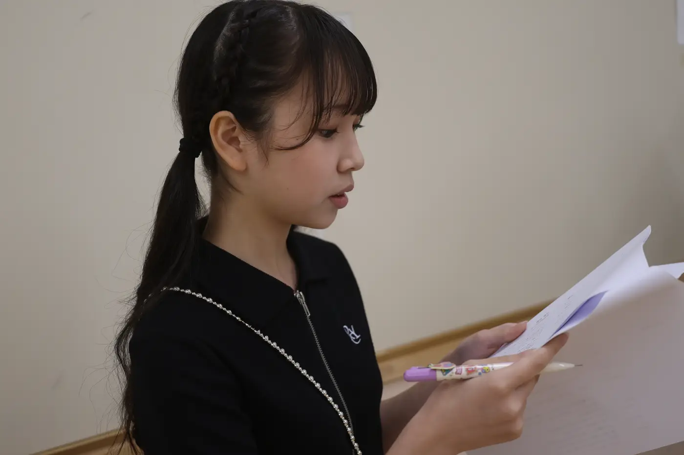 台本を読む出演者