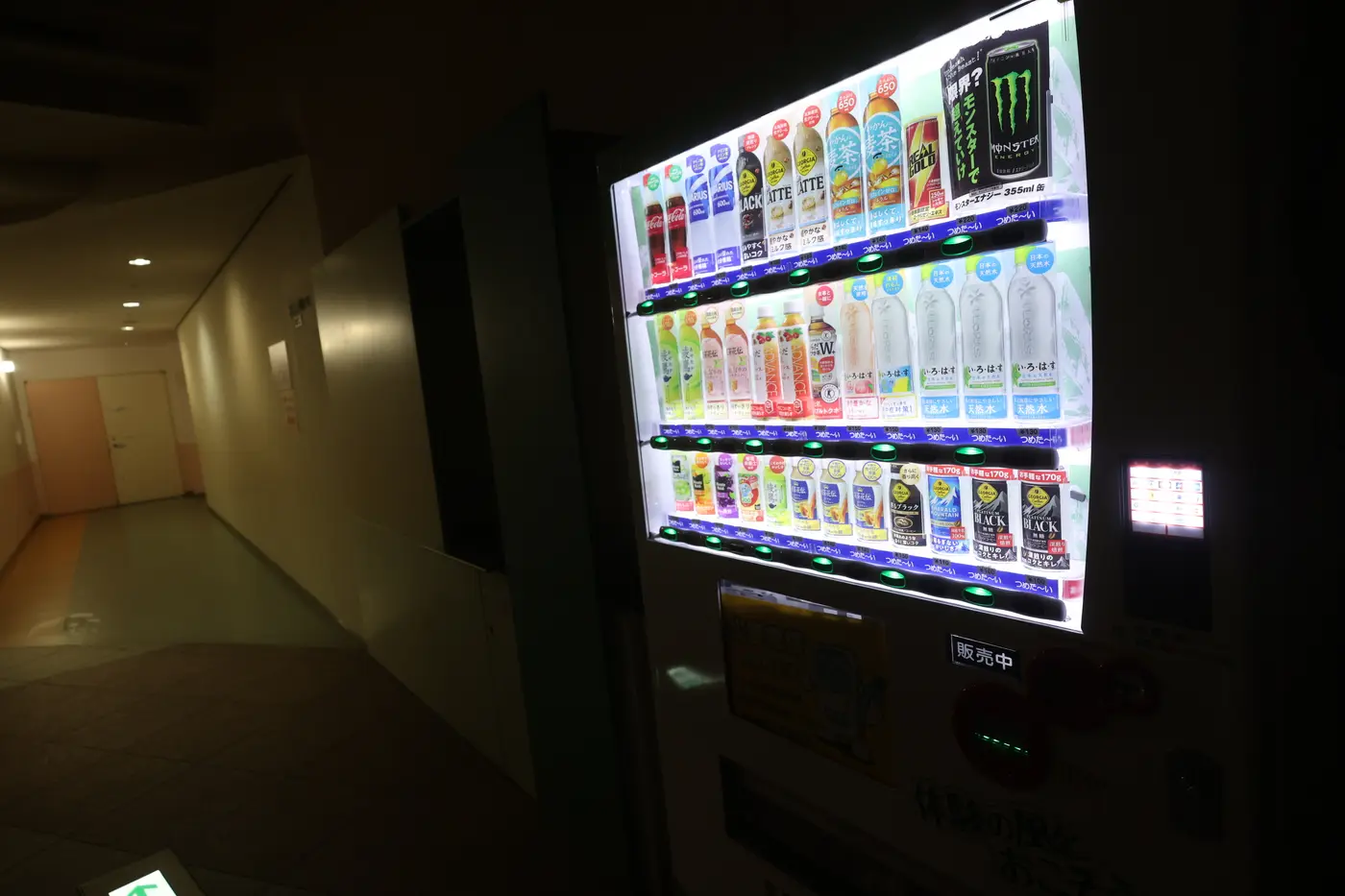 夜の稽古場の廊下