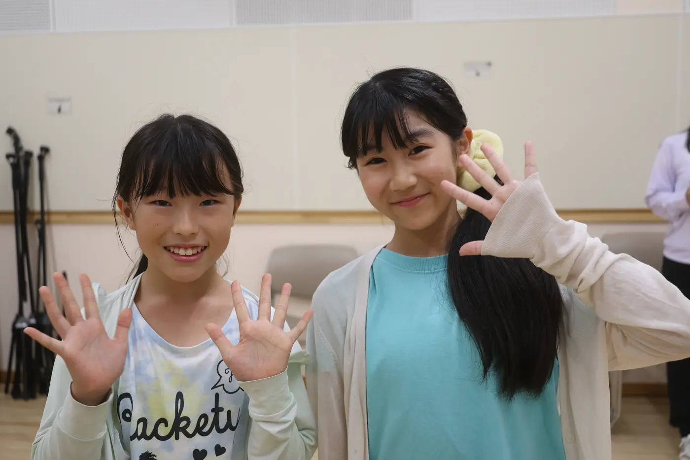 手をふる子役たち